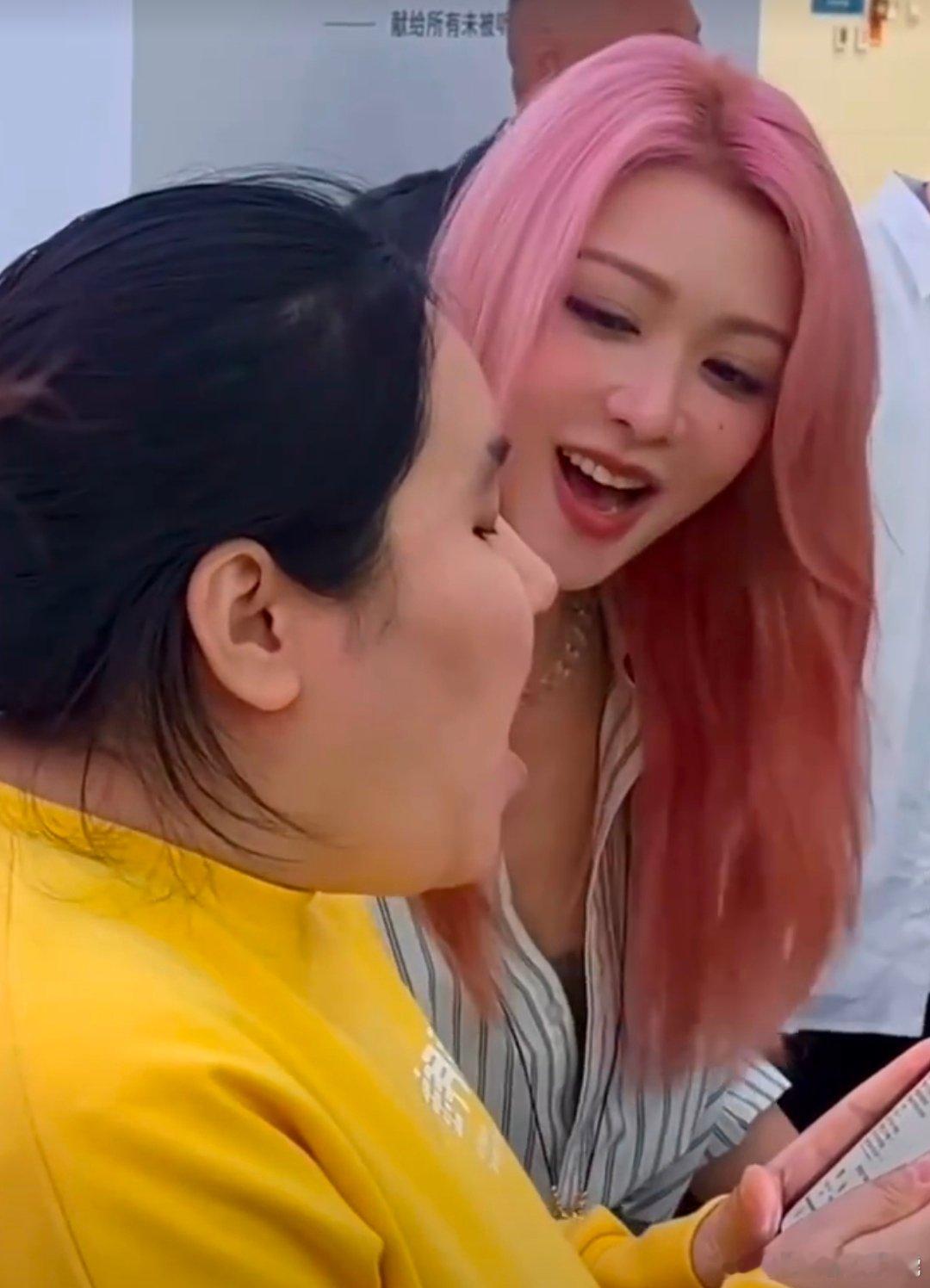 薛凯琪现身水立方活动薛凯琪听孤独症女孩唱歌满脸宠溺 水立方的舞台下，观众被薛凯琪