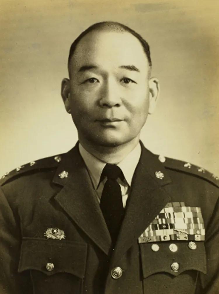 [微风]1942年，胡琏见妻子一个人带小孩有些辛苦，就想纳个小妾，帮妻子分担压力