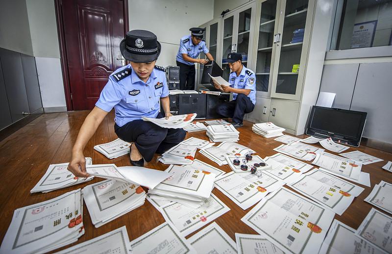 日前，湖北黄冈罗田县公安局对外通报，针对王先生遭遇的冒名贷款事件，警方已正式立案