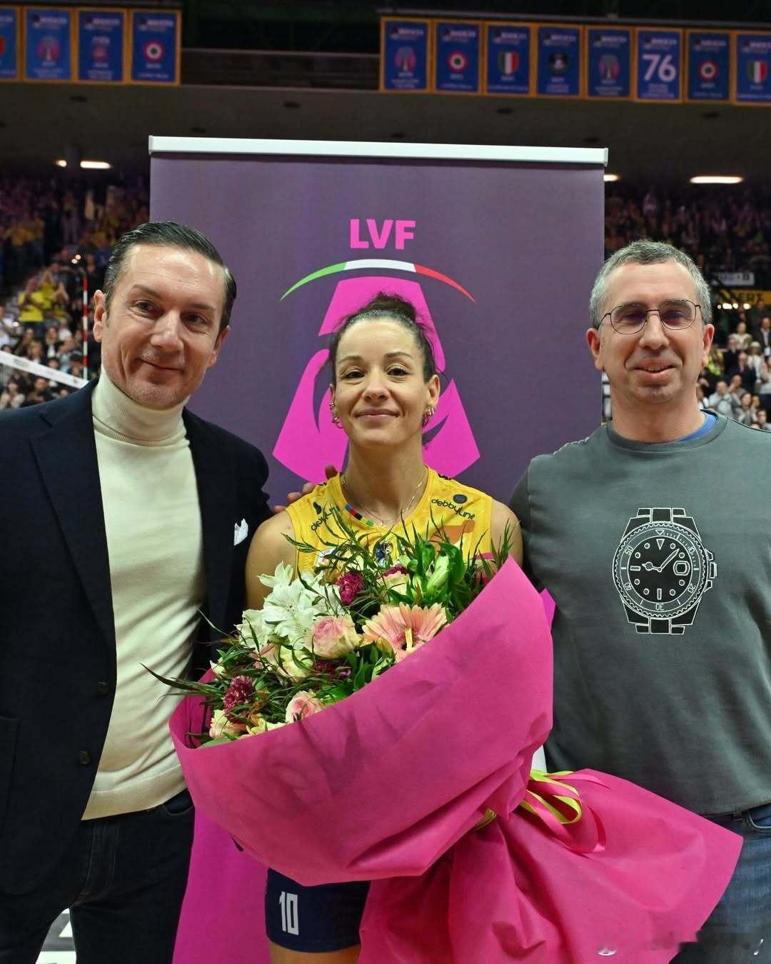 莫妮卡·德·吉纳罗当选2025年度最佳排球运动员！主席皮耶罗·加贝洛托和索利戈山