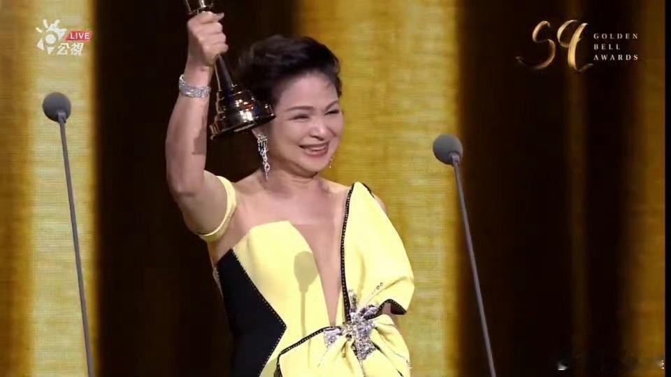 #杨贵媚二封视后#杨贵媚今年凭借《有生之年》拿下金钟奖戏剧节目最佳女主角，时隔2
