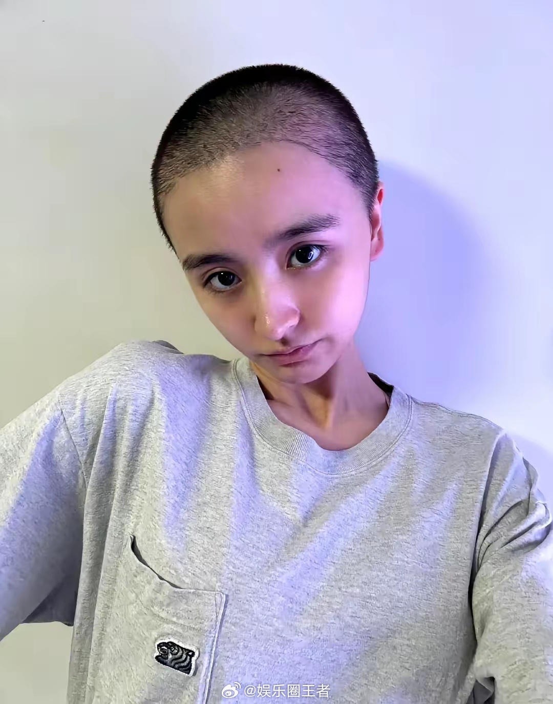 金子涵居然瘦成这样金子涵晒出寸头近照，配文透露十天前剃了头发，还暖心安抚大家“头