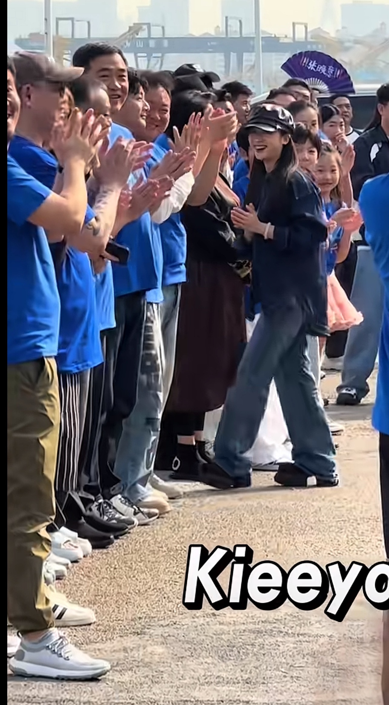 啊哈哈哈哈月饼顶呱呱啊 没自己事的时候特别乖 主持人一介绍沈月老师直接尖叫应援 