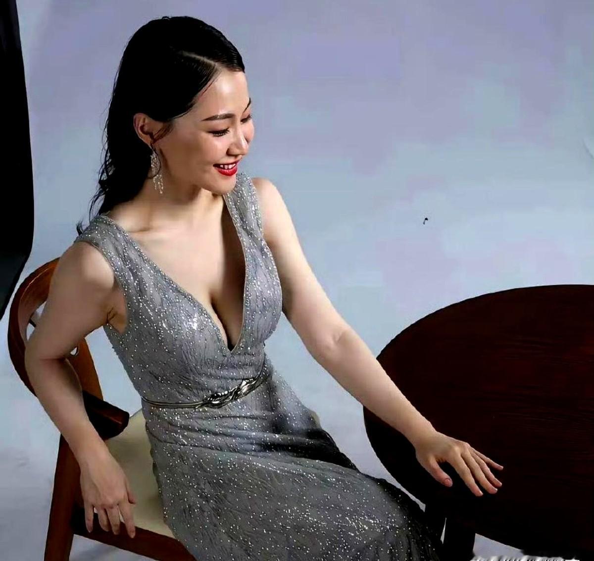 金靖这股子自信，真给内娱好好上了一课。

她那个跳操视频，就穿着紧身运动服，大方