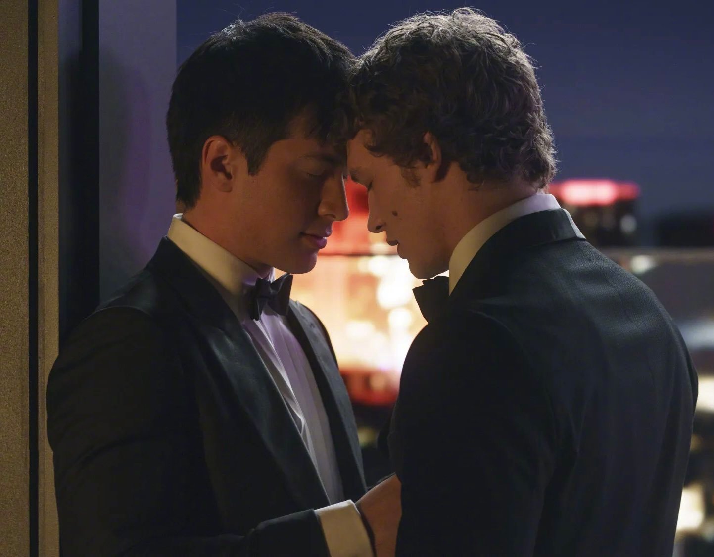 金球奖又在搞热度了。来自《好莱坞报道者》的消息，《巅峰对决》两位男主角将出席周末