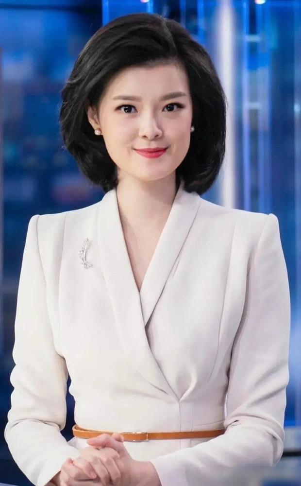 央视女主持邹韵，颜值确实输董卿，但她一开口，你就知道什么叫降维打击！
很多人都