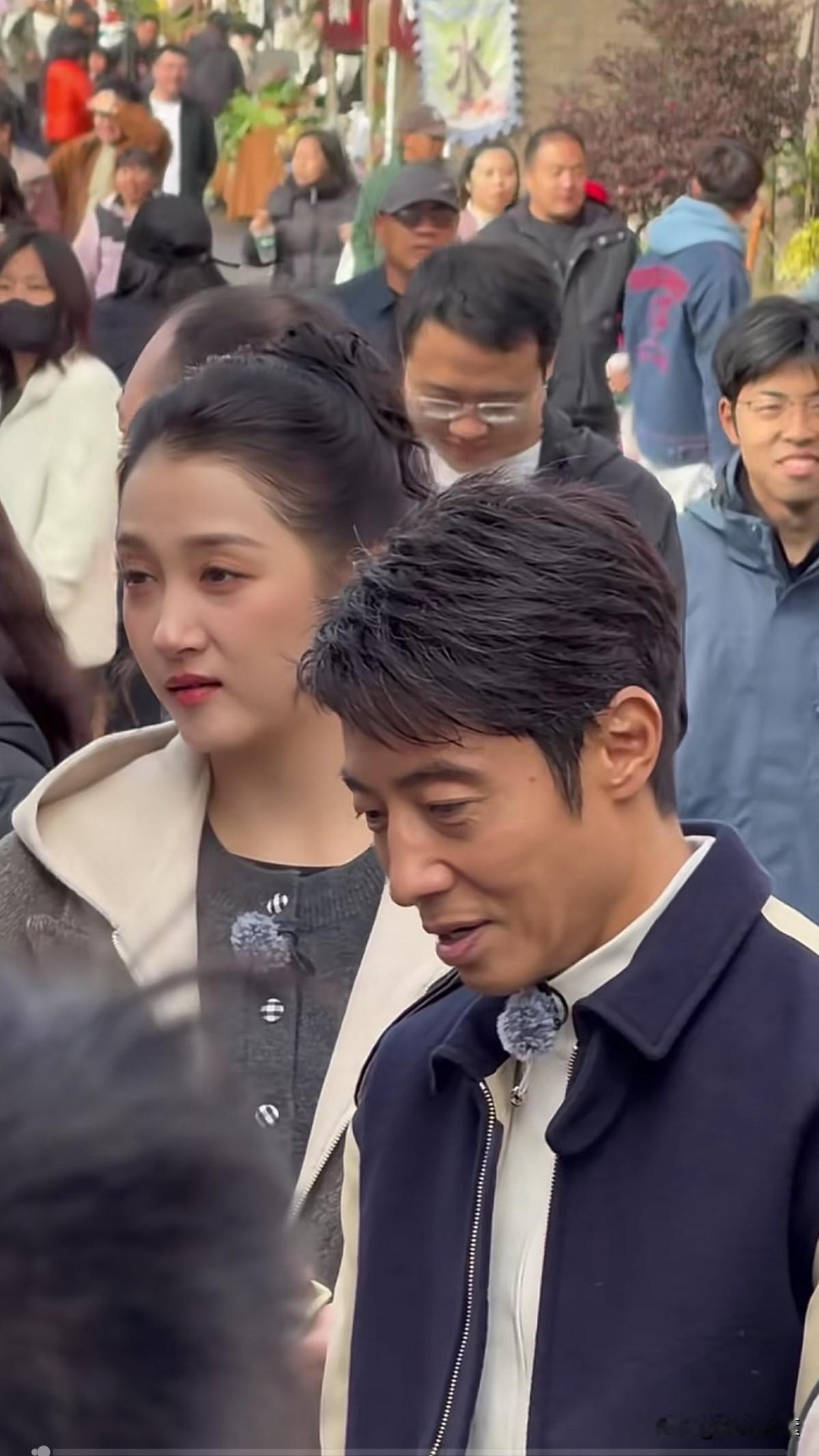 这才是真实状态下的关晓彤和撒贝宁，撒状态也还不错，只是瘦了，皱纹多了点。
关还是