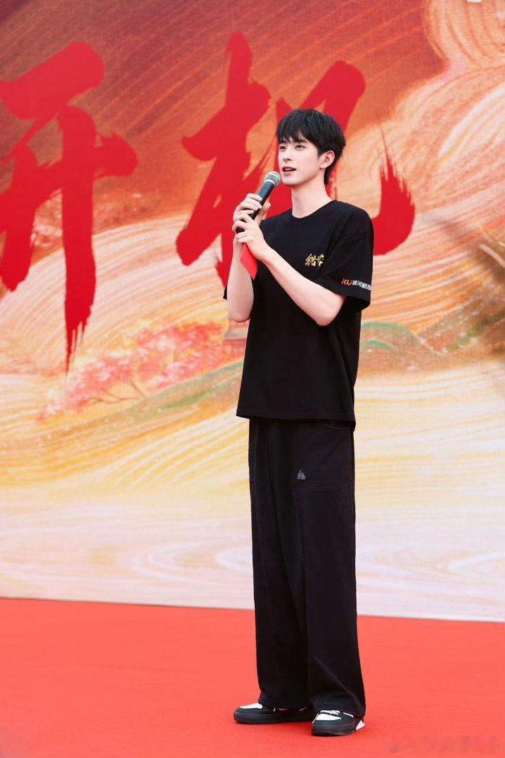 敖瑞鹏这状态完全男大来的敖瑞鹏好薄一片敖瑞鹏开机状态太绝，顺毛黑发清爽，身形纤瘦
