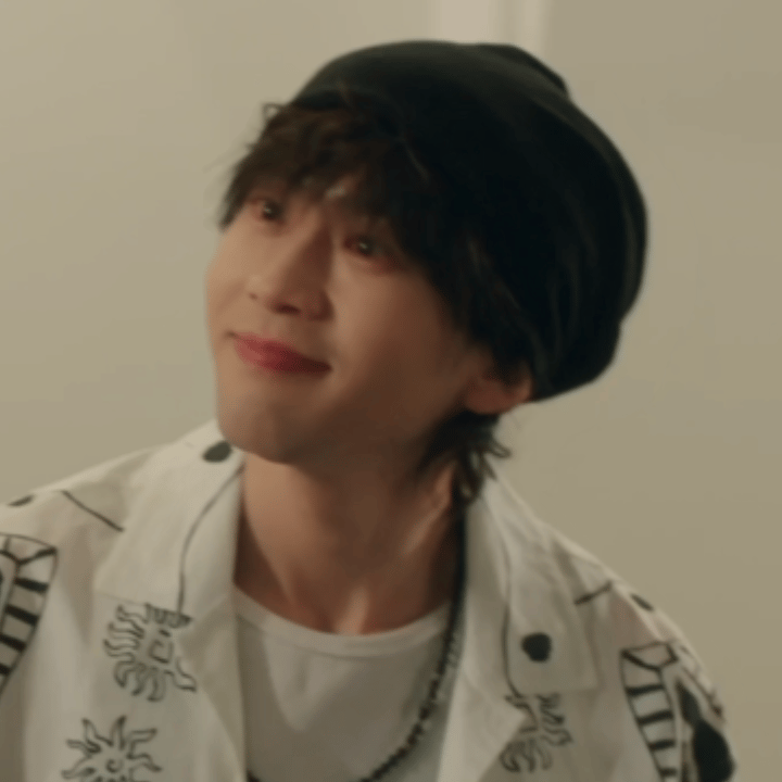 费启鸣 没人能笑着走出理发店网剧双轨从发型到演技，费启鸣完全融入三赖的世界。潦草