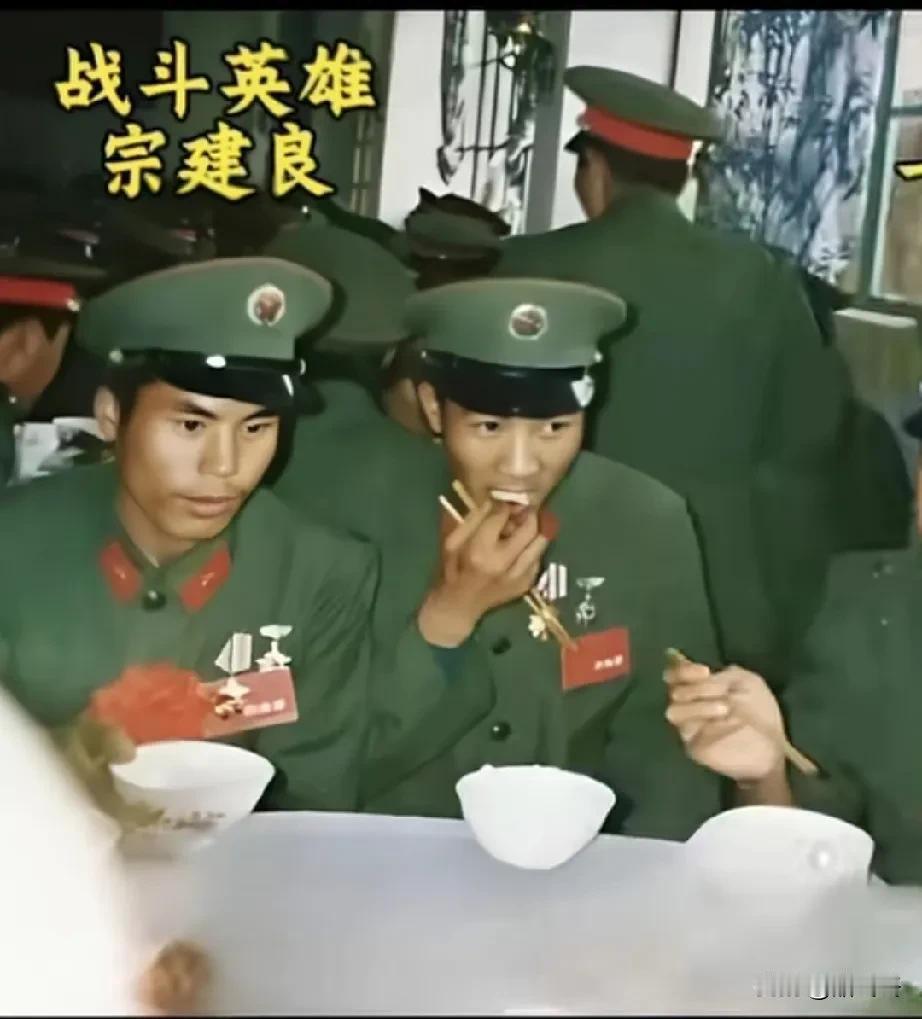 难得一见的老照片！
1.28突击作战表彰大会上，记者抓拍到了战斗英雄宗建良吃东西
