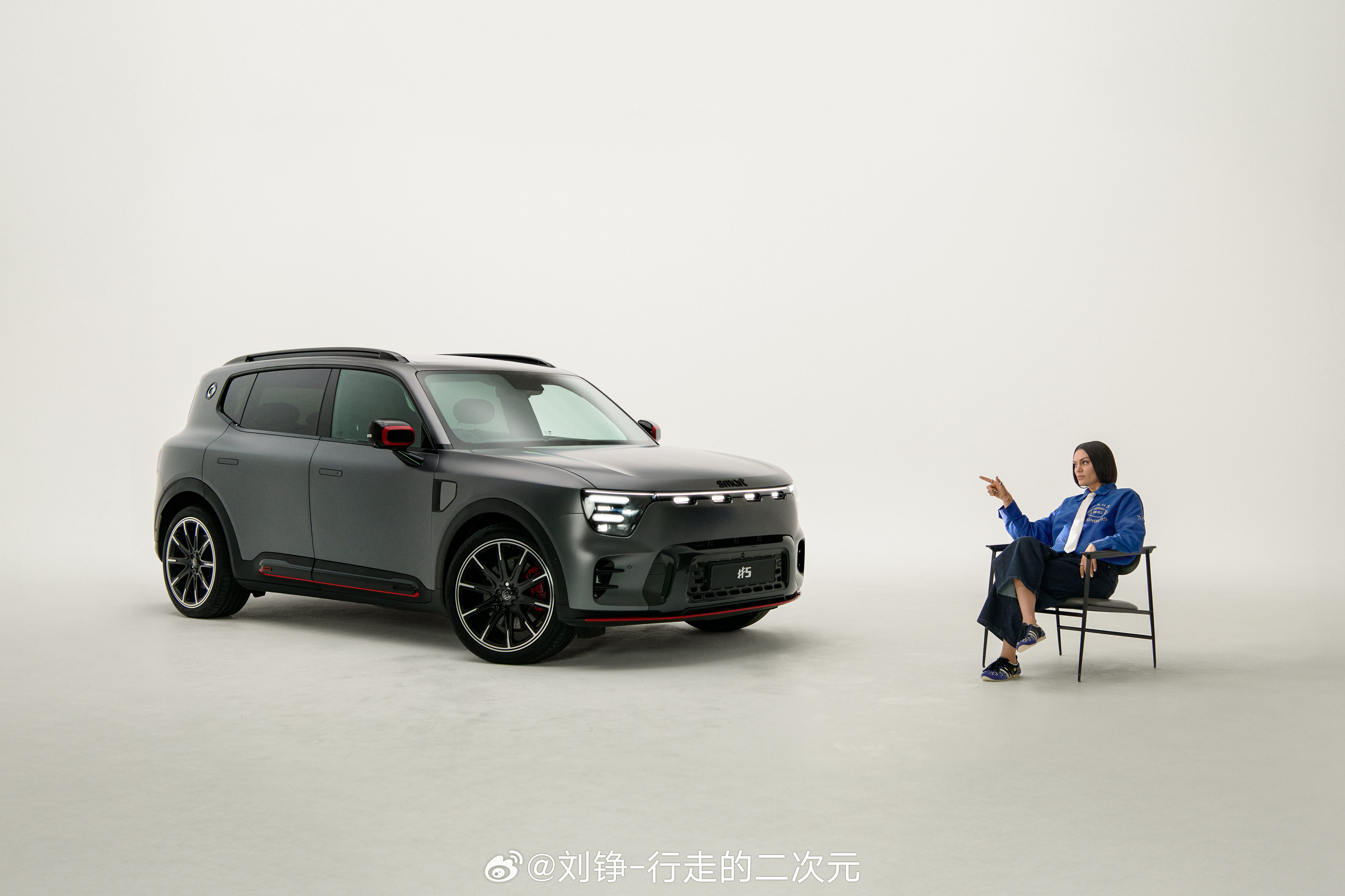 在川西的盘山路上，我曾遇到一个藏族阿妈，她指着那些举着相机匆匆打卡的游客说：“他