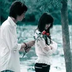 雪天牵手的那一刻，我竟然想起了“白头偕老”——爱情，就是在寒冷中暖暖地牵着你走