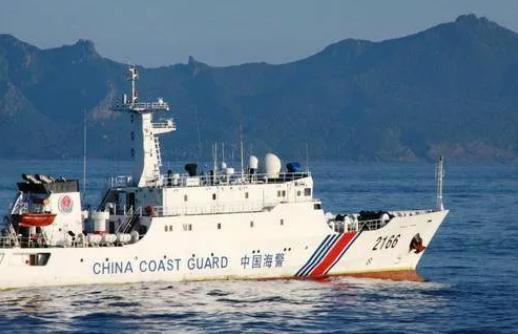 钓鱼岛又出大事了！四艘带炮的中国海警船直接开进去了！日本的船赶紧过来对峙，这阵仗