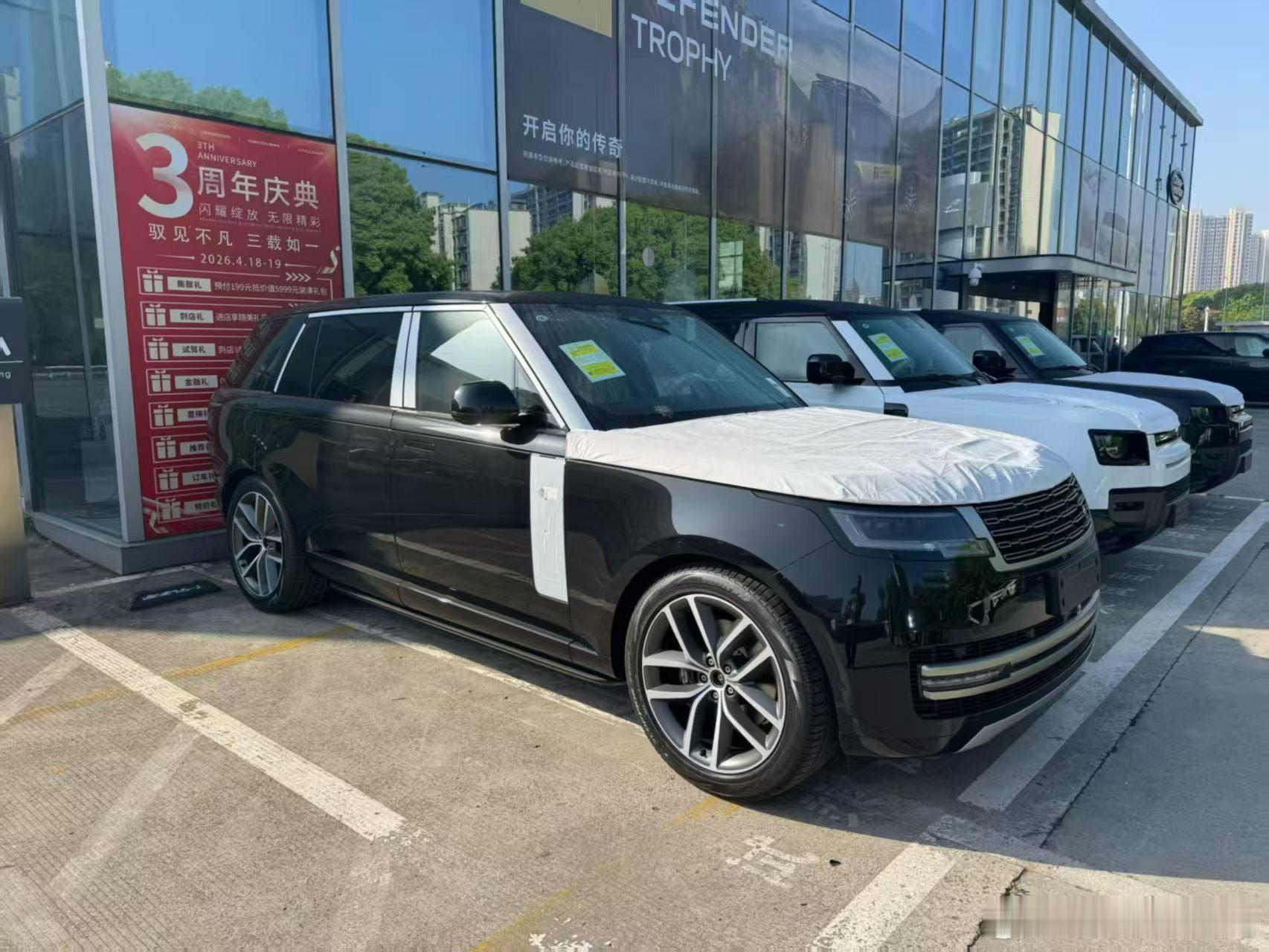 揽胜新上市了一款HSE 指导价:147.8万升级22寸轮毂增加第一排‮央中‬扶手