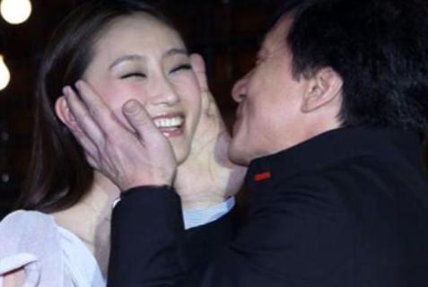 2008年北京奥运闭幕式后，成龙给张艺谋打了个电话：“这个女孩我相中了，你要不要
