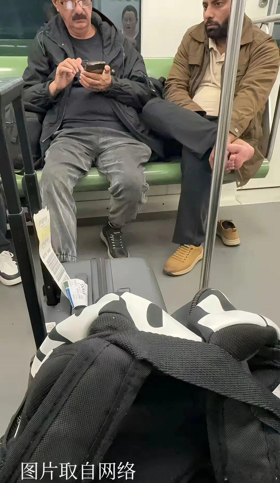 上海的地铁上，这种场景是越来越常见了！各位，作何感想啊？印度人最大的特点就是极致