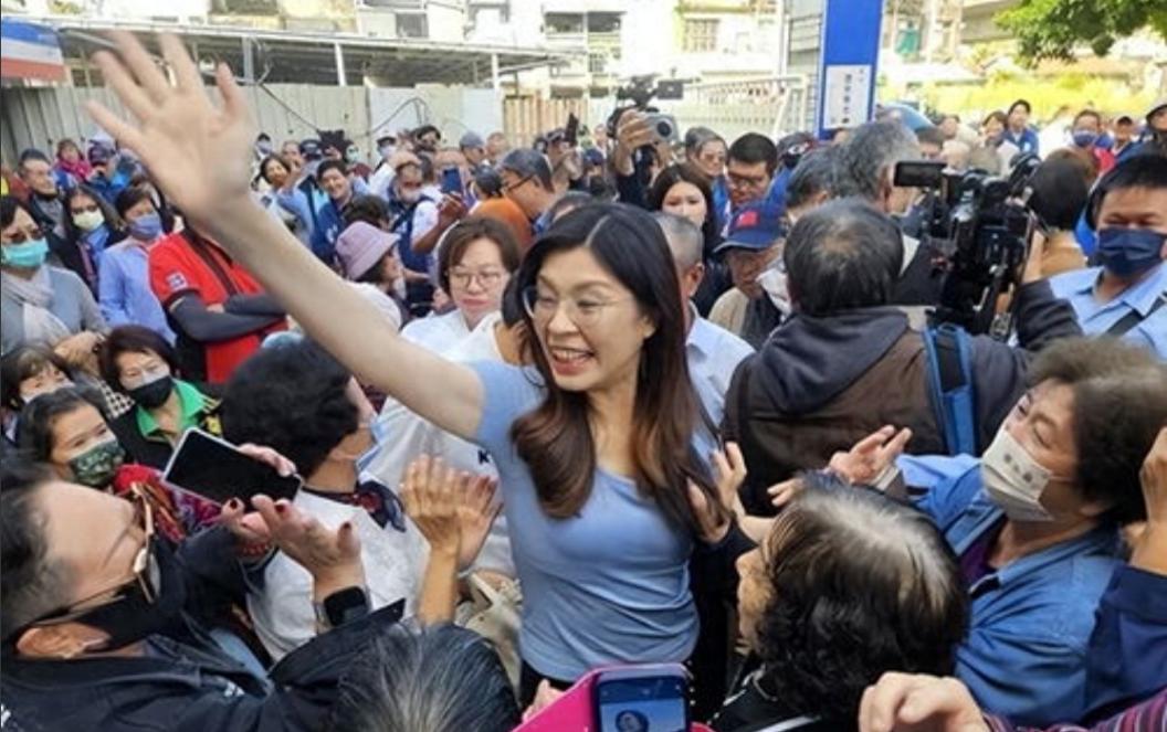 美国人这次彻底傻眼了，到了嘴边的肥肉，硬是被郑丽文给扇飞了！1.25 万亿的保护