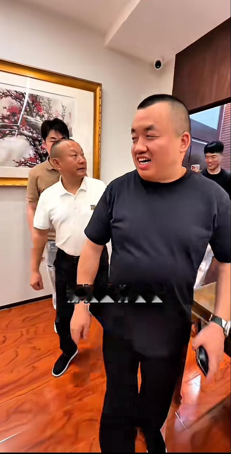 北京坤哥，太高调了，最近河南大企业家刘文新到河北燕郊拜访他，坤哥大肆炫耀自己的收
