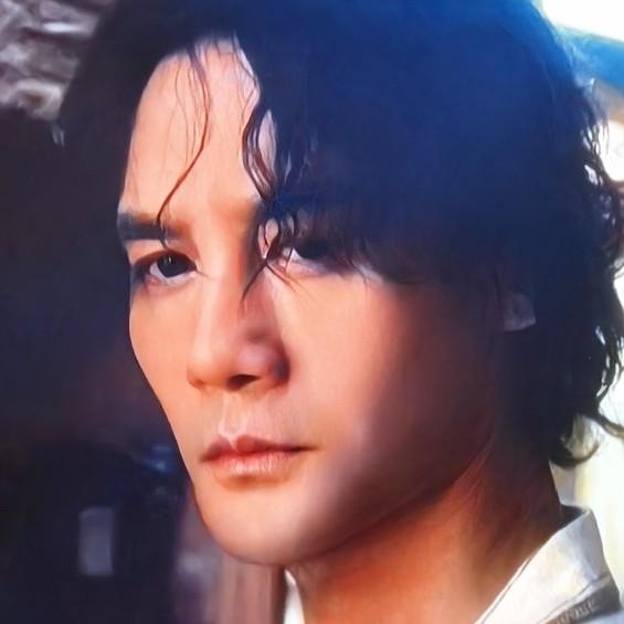 央视热播剧《交锋》里，欧豪饰演的台湾军情局间谍林看山，隐姓埋名潜入闽中城寻找接头