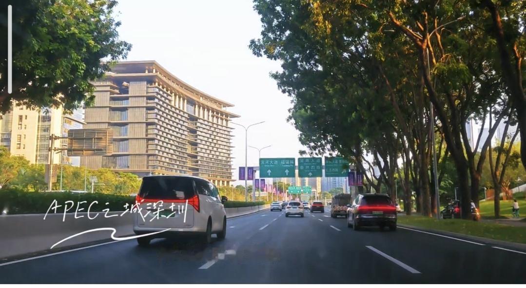 今天继续带大家欣赏深圳APEC主会场周围的城建风光，从深圳南北主干道香蜜湖路到深