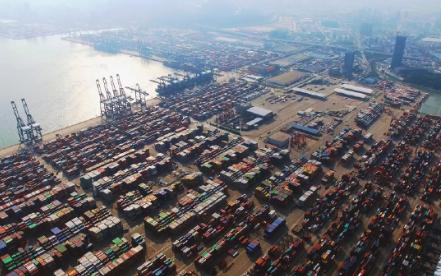 美国总统特朗普称，美国将对华关税维持在47%的水平。他还表示，预计很快会与中国签