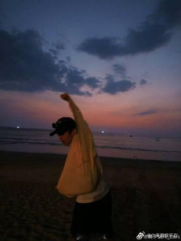 黄子弘凡内娱旅行青蛙系艺人 黄子弘凡这个内娱旅行青蛙太有魅力了！他带着我们的祝福