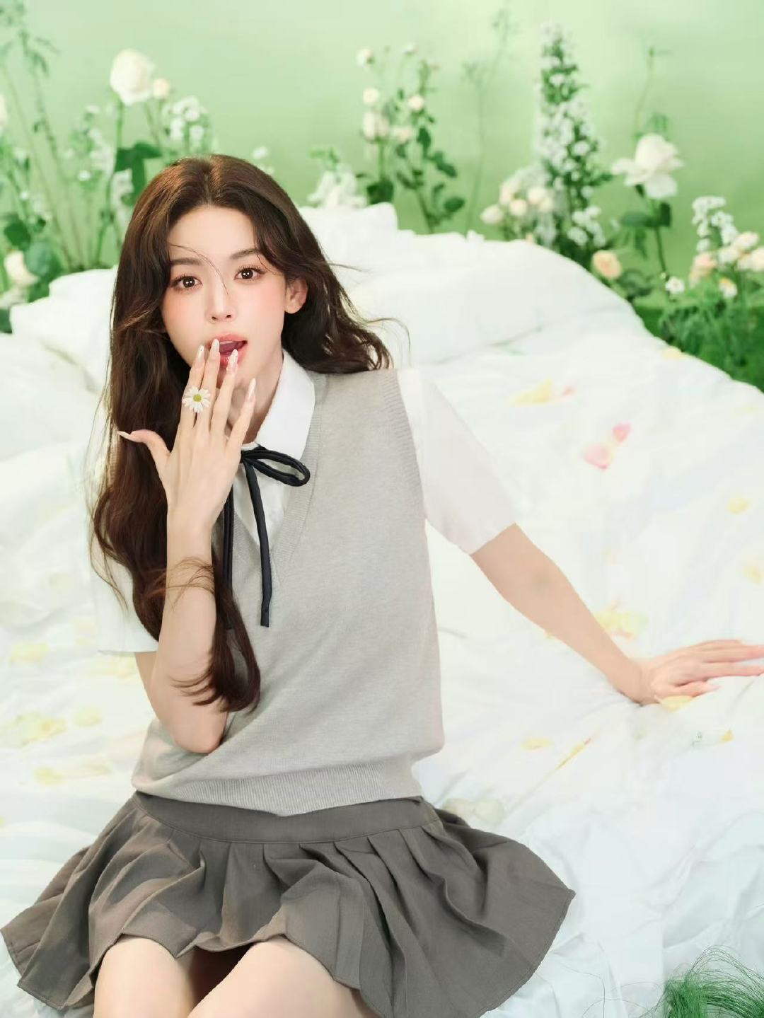 金鹤龙给娜扎化的初恋学姐妆娜扎初恋学姐妆 娜扎初恋学姐妆，又美又嫩 