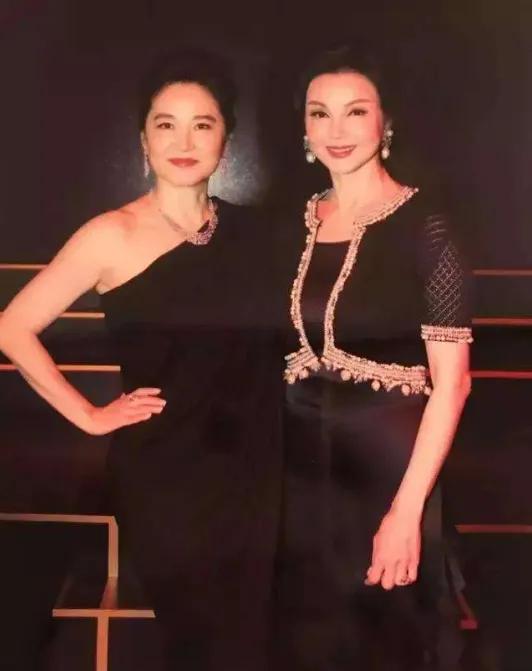 香港顶级富婆谢玲玲，24岁嫁入百亿豪门，35岁生了5个孩子，离婚时拿来了4亿港币