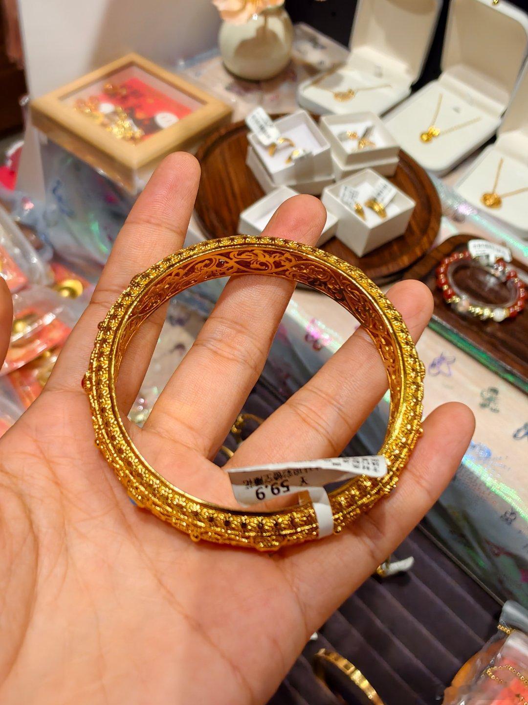 小徐说要给我发个年终奖，带我去买大金镯子。我一看价格。50多块钱有点贵啊... 