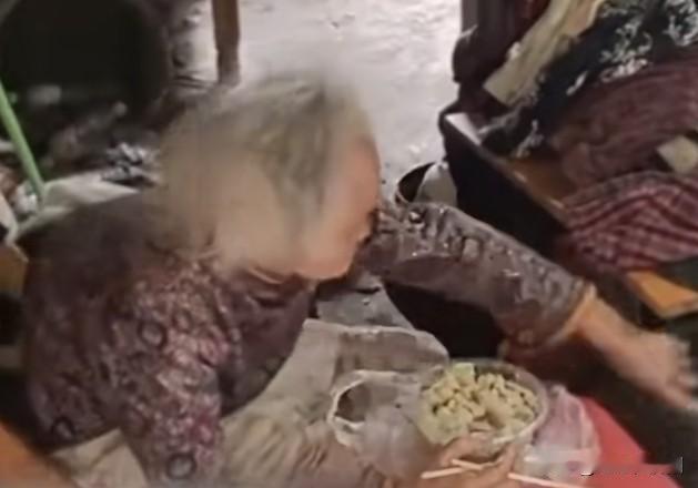 “重庆95岁老人在山洞居住”后续，
当地村委会做出回复，
这事又要反转了？
据村