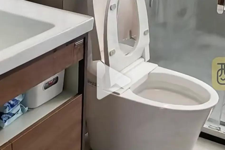 因马桶分歧不愿妥协取消婚约，男方称坐着尿没尊严女方退婚。女方：男方经常尿在马桶外