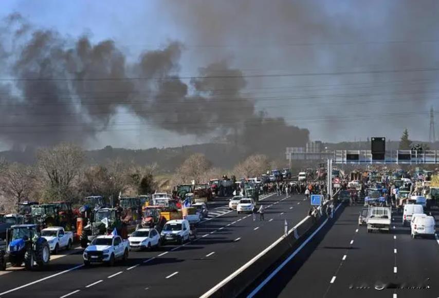 法国农民游行规模不断扩大。 法国媒体称，周一早上仅有3000人参加游行，晚上就达
