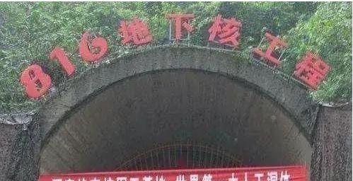 1966年2月，毛主席单独召见周总理。会谈时，主席突然靠近总理，压低声音说道：“