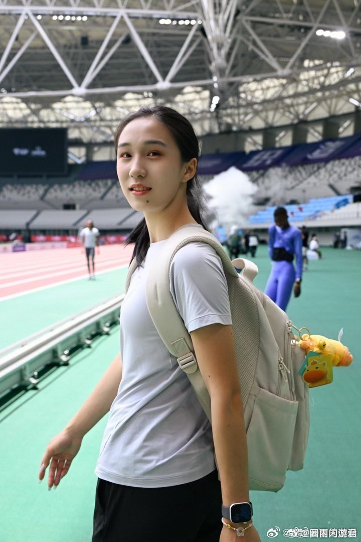 陈妤颉机场反差感拉满陈妤颉在安检口前上演小插曲 启程亚运会的路上，安检口前的小举