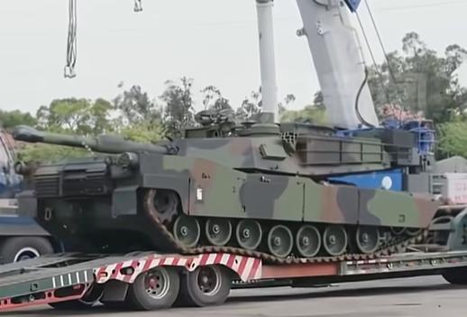 4月27日凌晨，台北港28辆重型坦克裹着黑布，警车封路、宪兵前后押车，像做贼一样