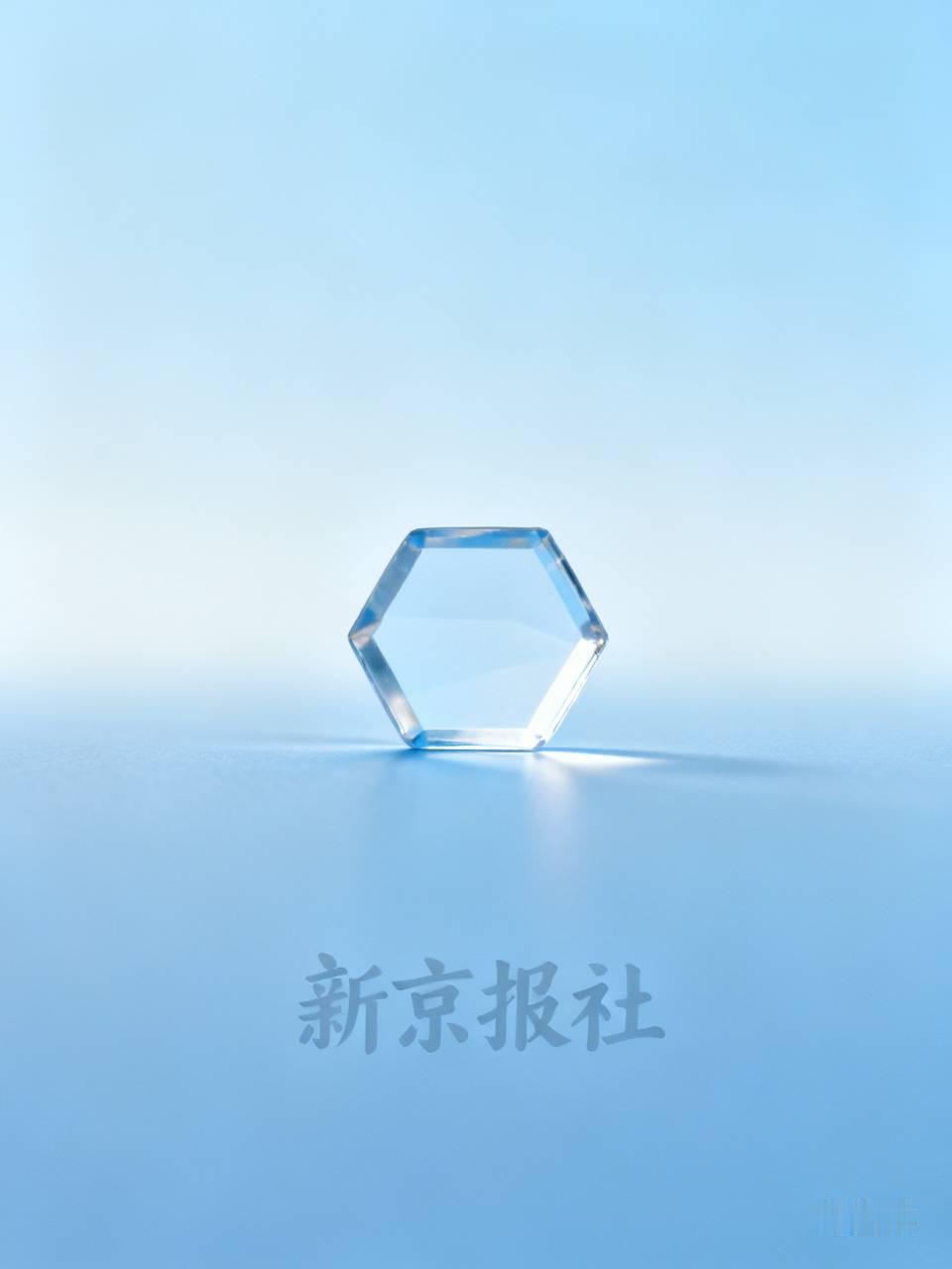 《新京报》这名字还挺让人琢磨的。从字面看，新“京报”意味着这是一份区别于旧有“京