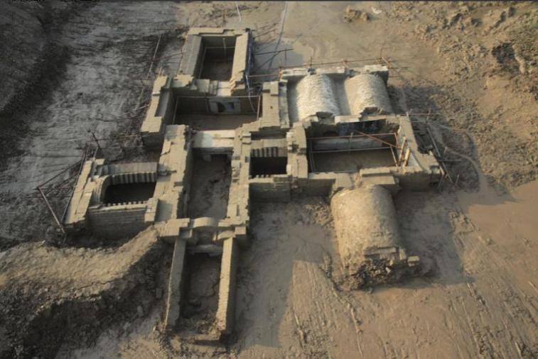 2008年6月，山东三官庙村一村民在自家池塘开展清淤作业时，随着池塘水位持续下降