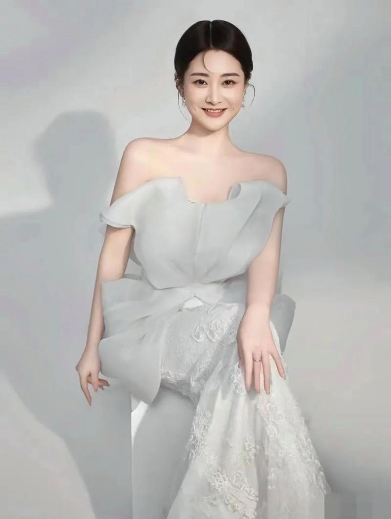贾玲像不像许晴？瘦下来的贾玲越来越美！其实贾玲也是可以靠颜值吃饭的。
#跟着贾玲