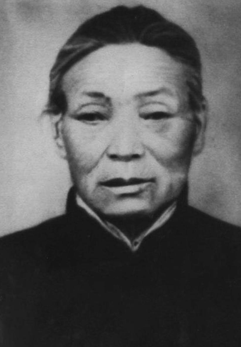 1938年，鬼子突袭大常村，常大娘急将肖华司令藏进枣堆。岂料鬼子尝了一颗枣，竟下