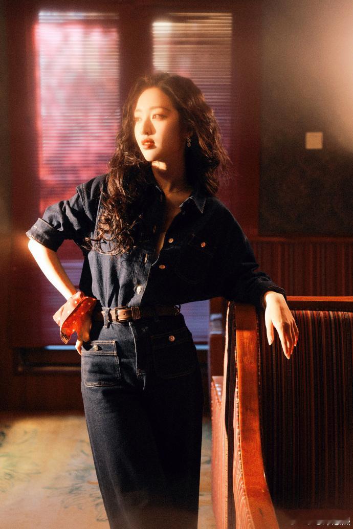 邓恩熙红唇大波浪邓恩熙红唇大波浪好有味道！大波浪卷发松松垮垮地搭在肩上，配上复古