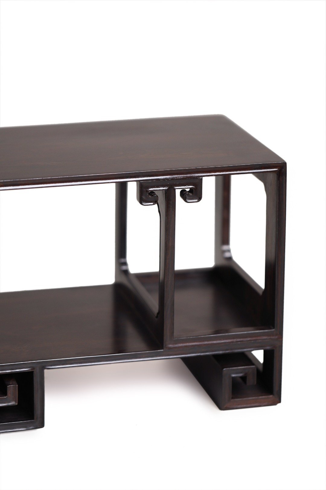 紫光檀【回字纹】博古架料质色泽光亮润洁，细腻坚硬，大小宝格错落有致，零而不散，架