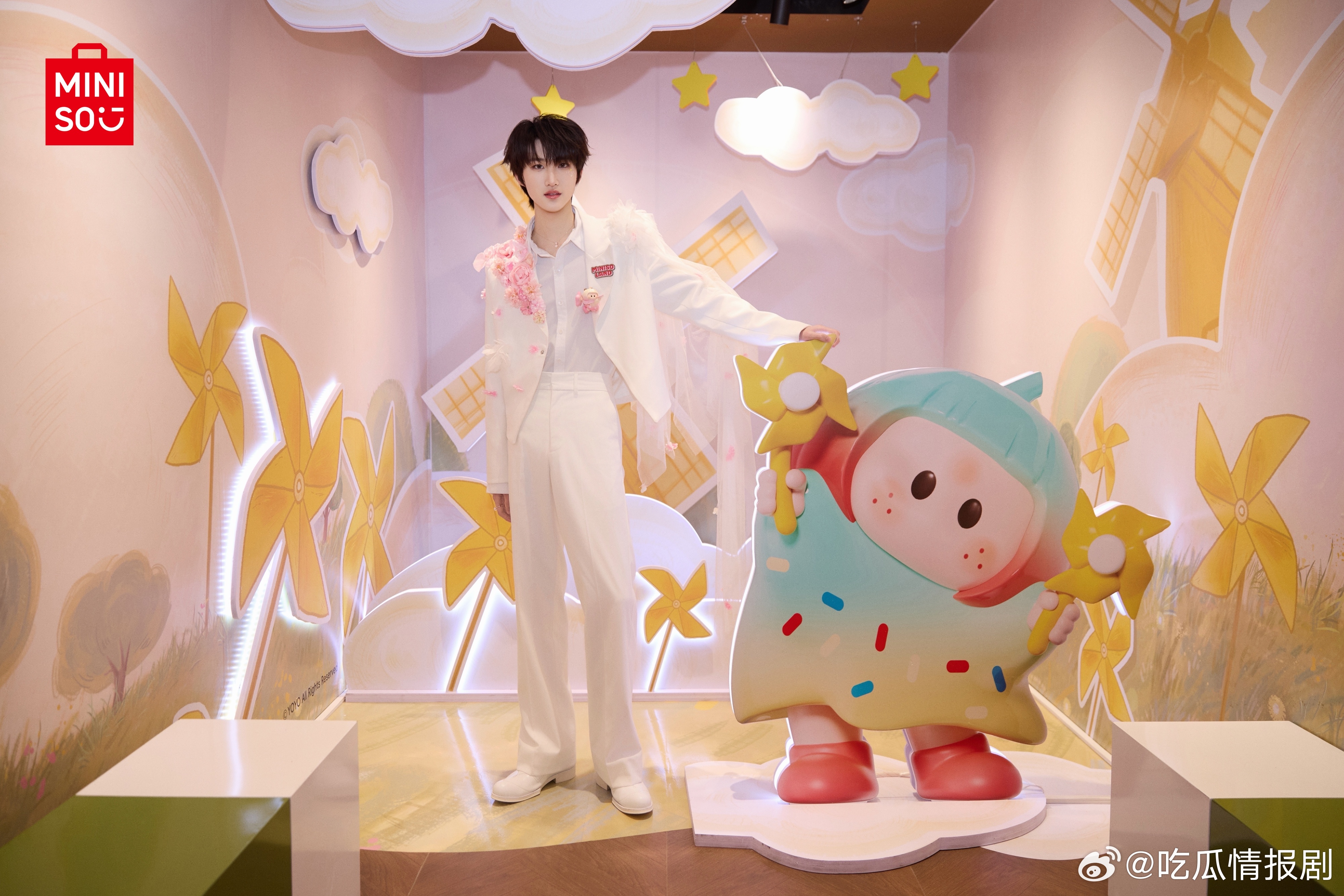 全深圳都在偶遇春日版黄朔 名创 YOYO 因为黄朔直接卖爆！谁不想拥有偶像同款可