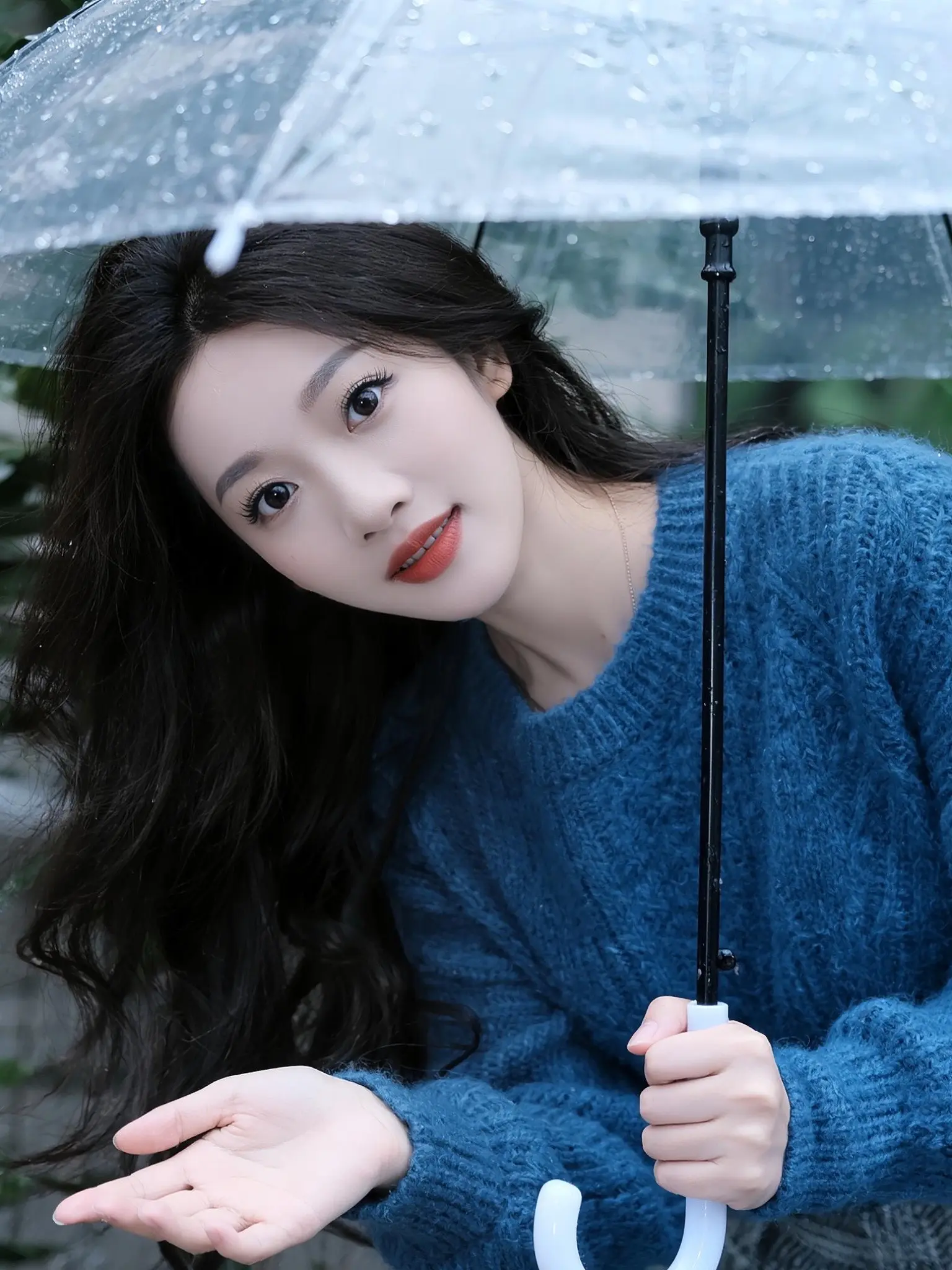 人到了一定的年纪，会允许真情和假意并存。