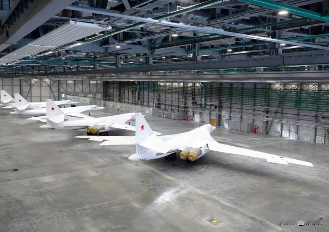 俄罗斯全新生产的图160M战略轰炸机