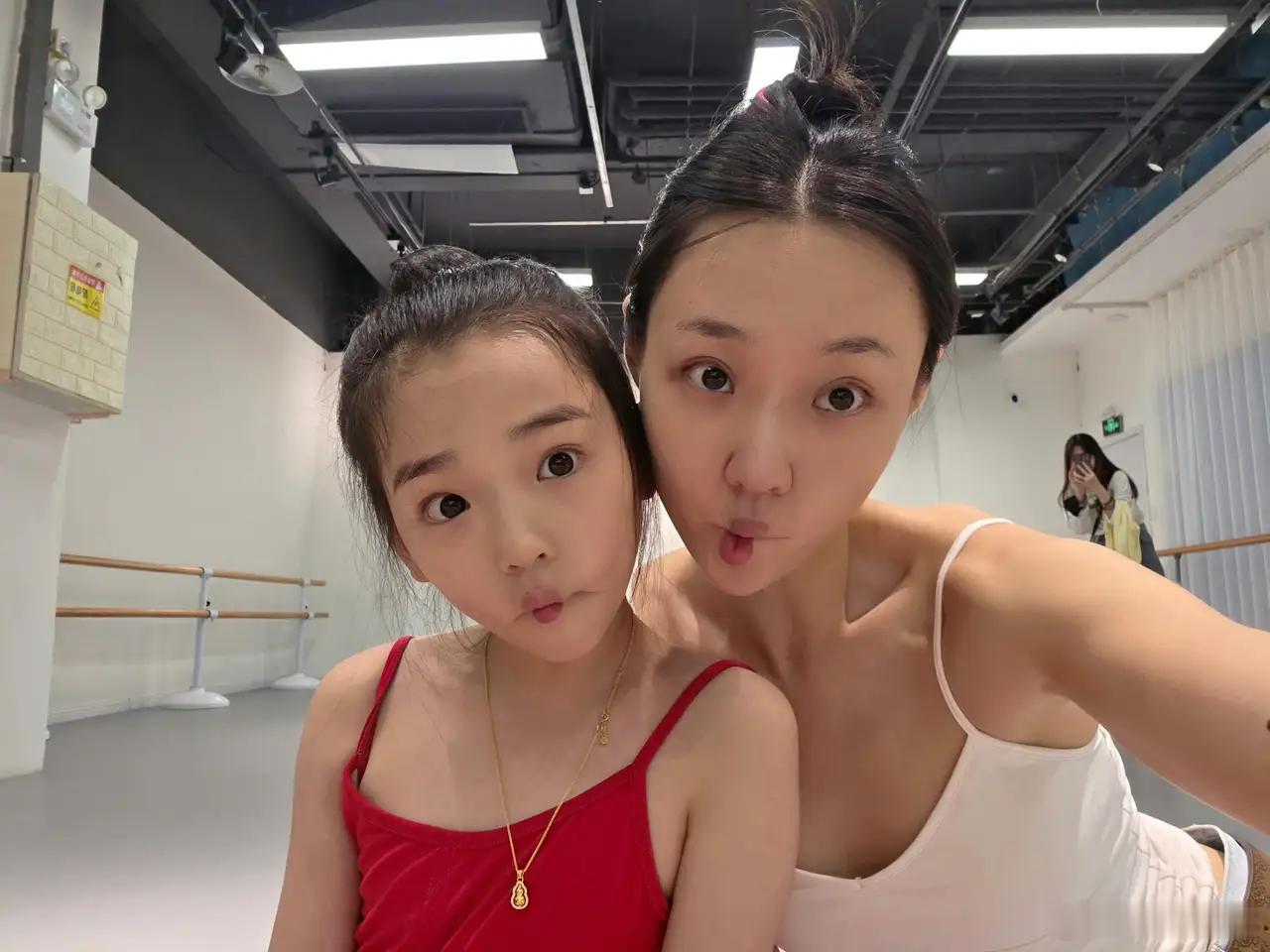 管乐寸头 管乐这个能给观众带来快乐的人，居然和董璇的女儿长得很像，看到两人合影后