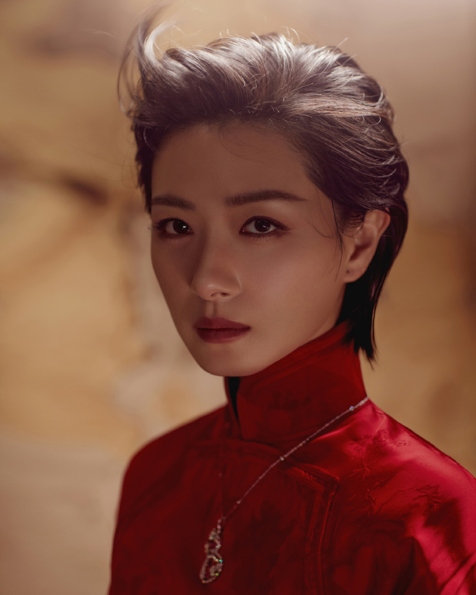 万茜持剑完全女侠级别 被万茜持剑造型狠狠戳中！利落身段+凌厉眼神，自带江湖气场，