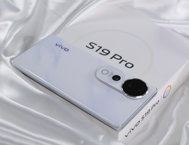 vivo S19 Pro 烟雨青配色 图赏： 配置，购买意见，缺点，参考价格
