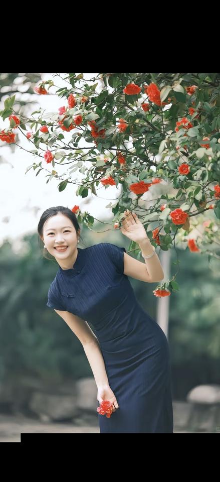 红袖添香夜，花影共徘徊。
