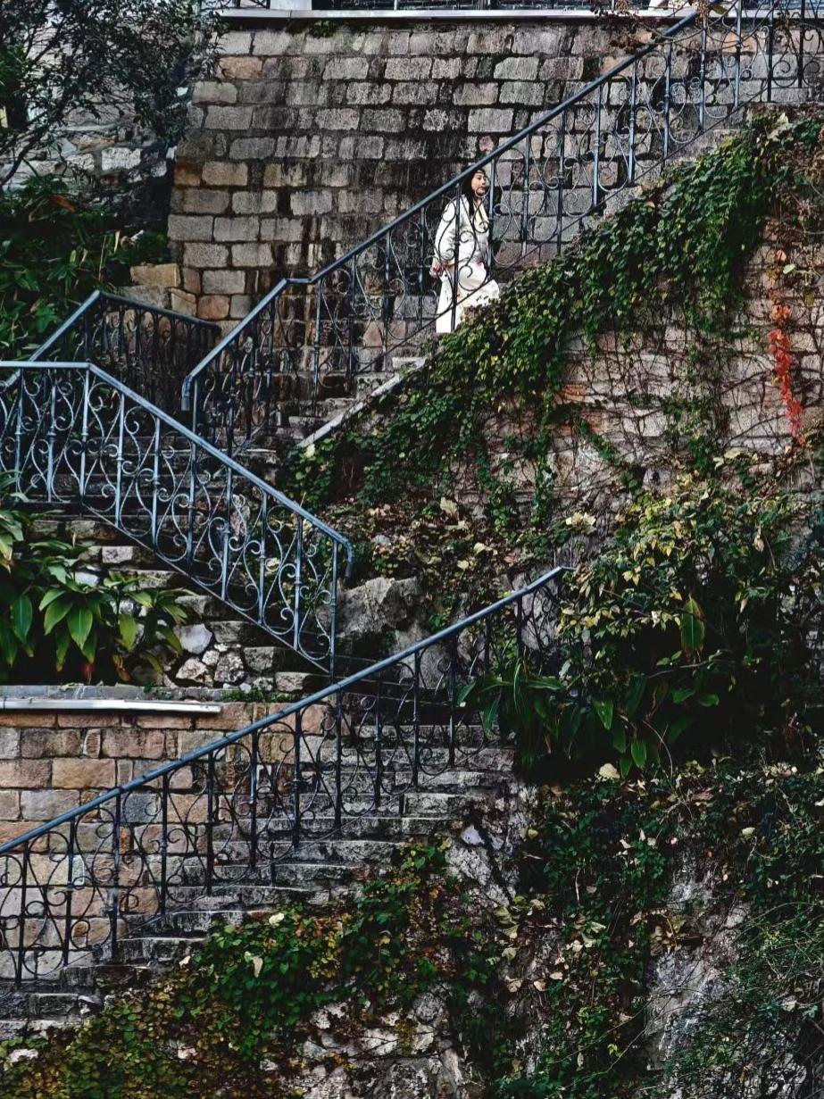 朋友看图赋诗:
西津渡畔老码头，
云台阁边晓月悠。
千年风雅盈古韵，
社稷昌兴数
