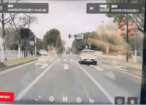 汽车按喇叭，这个人受惊了，车都不拉了，还撂起了蹶子，明明没有礼，火气却不小。
十